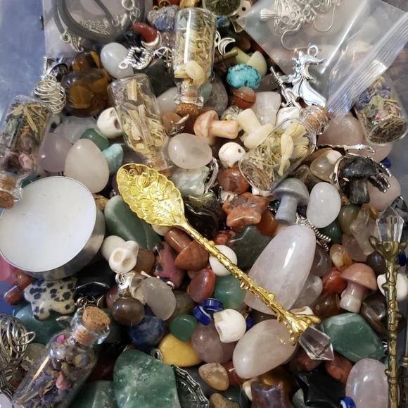 Witchy Crystal Confetti Tumbles And Charms Mystery Scoop - Picture 3 of 7